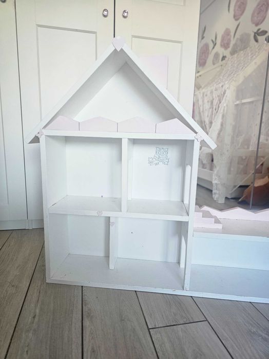 Drewniany domek bialo rozowy