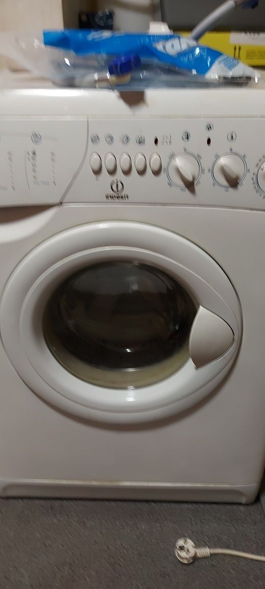 Продам на запчастини пральні машинки Indesit w105tx