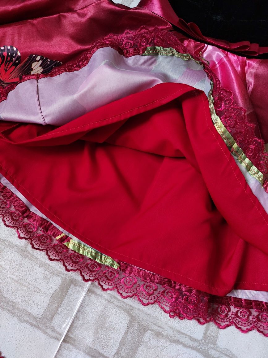 Нарядное пышное платье на девочку красное с розами верх черный велюр