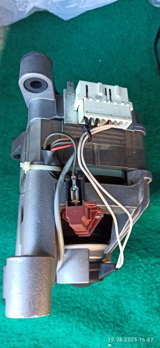 Продам мотор  с катушкой тахогенератора  от стиральной машины  Indesit