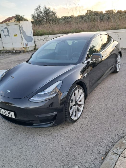 Faço serviço de transporte particular, motorista. Tenho 43 anos carta