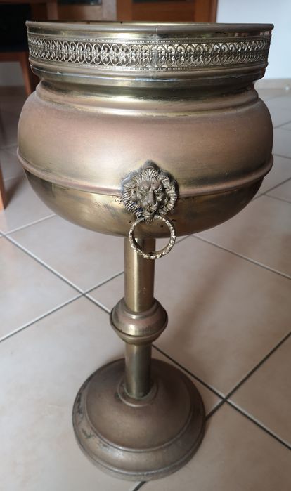 Floreira antiga de pé alto cobre