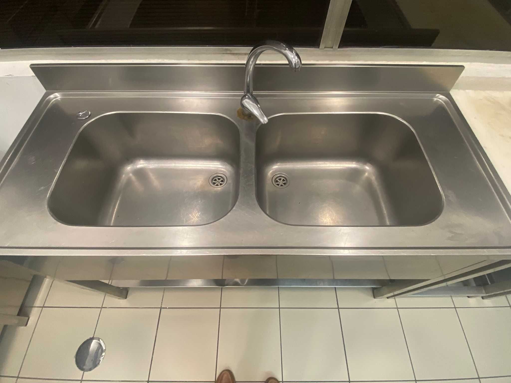Bancada de cozinha com 2 cubas e torneira em INOX