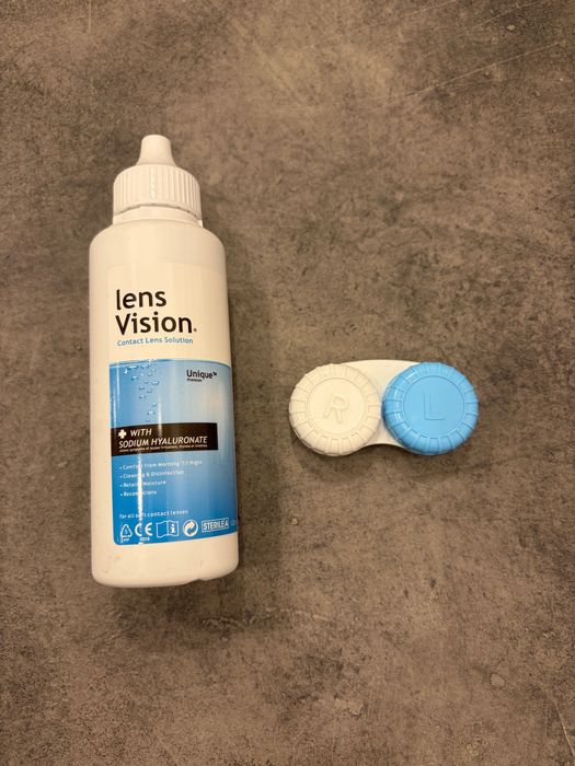 Płyn i pojemniczek do soczewek kontaktowych