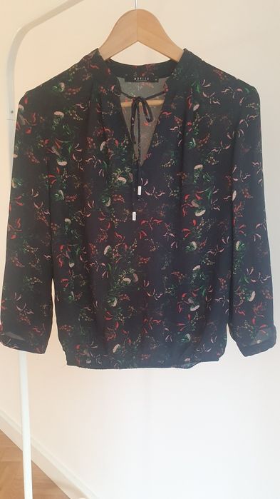 Czarna bluzka z wiązaniem na dekolcie Mohito 32