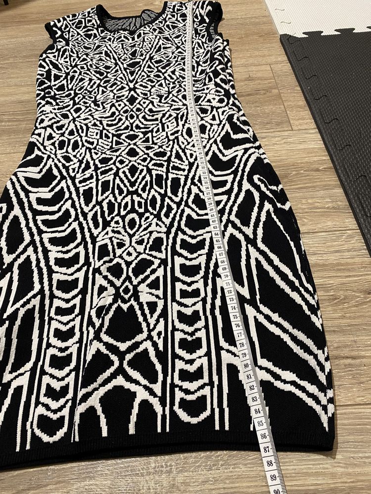 Sukienka mocno elastyczna geometryczny wzor