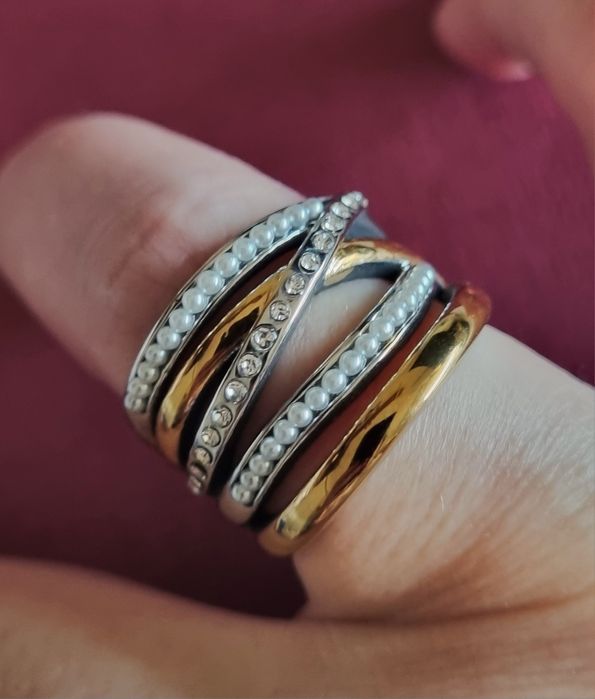 Anel bicolor, em aço, com zirconias e micropérolas. T17