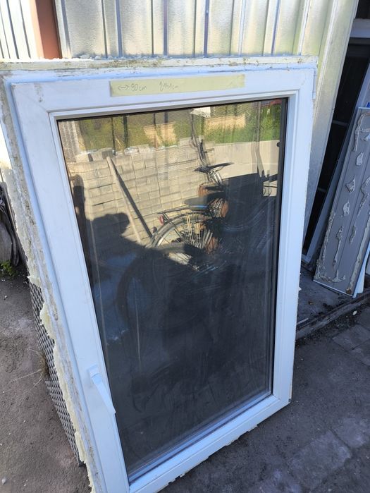 Okna dwuszybowe PCV z demontazu z moskitera i parapetem wew.