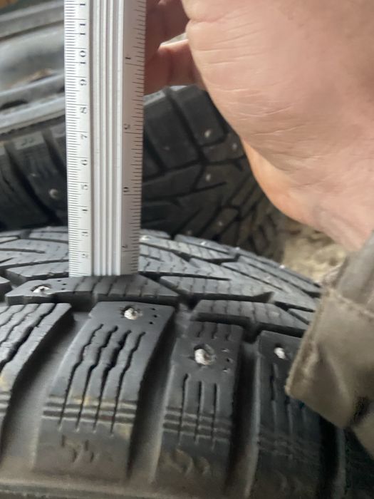 Зимова шипована резина215/65 R16 Nokian Hakkapelitta7