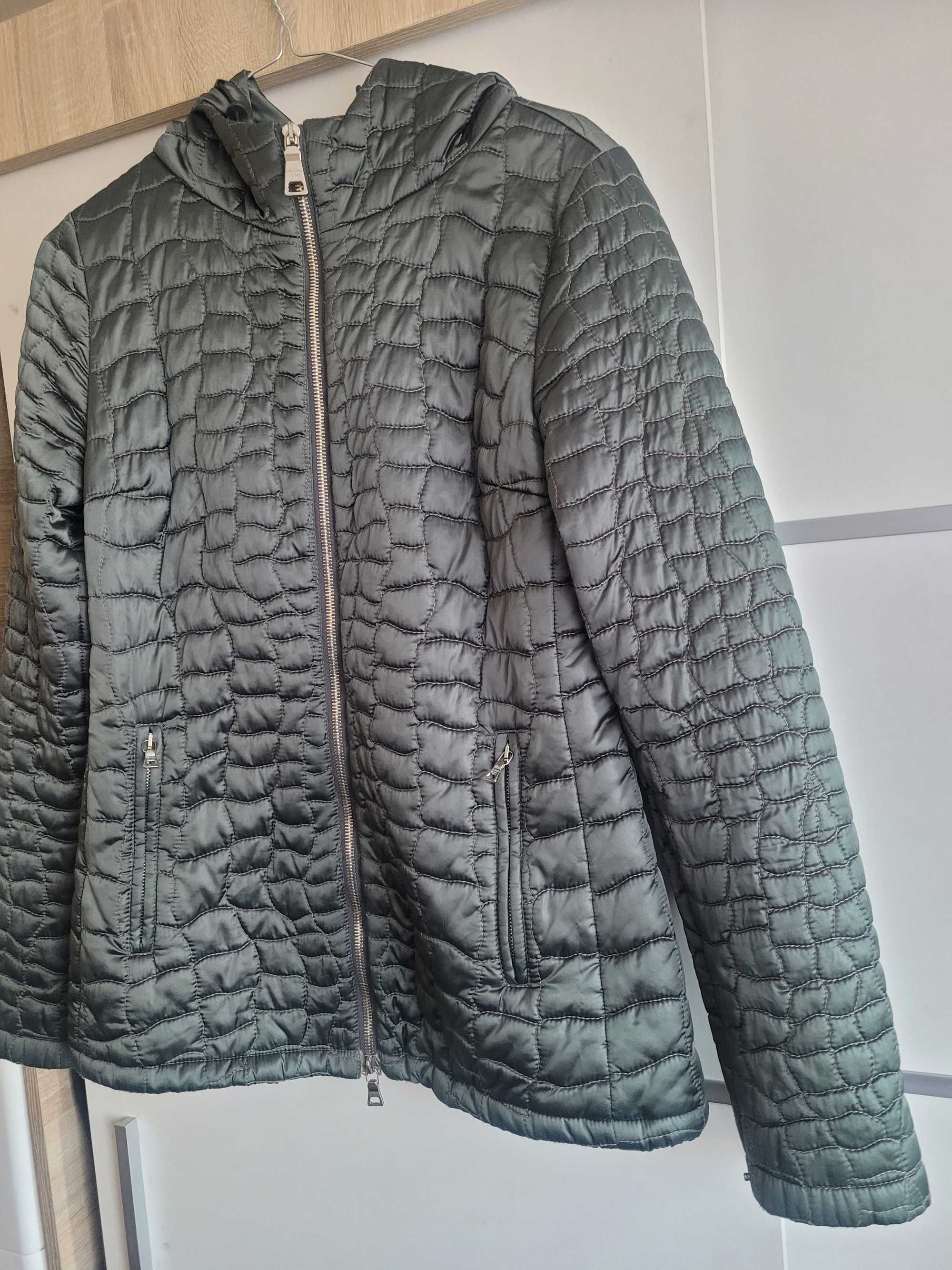 Super ultra lekka  elegancka cienka kurtka z kapturem Prada