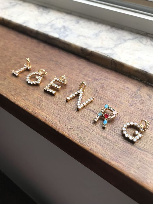 Pendentes letras douradas com brilhantes p/ colar