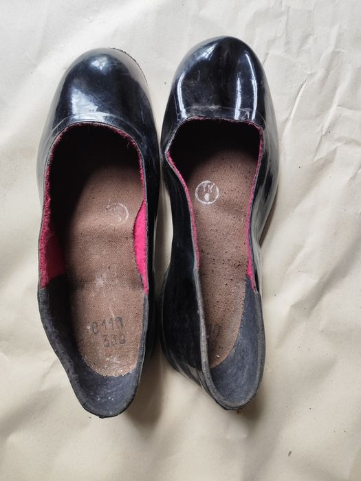 Продам галоши нові