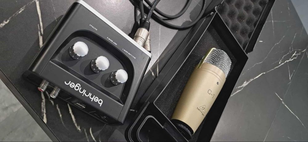 Mikrofon ze statywem 
Interfejs