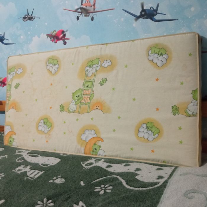 Продам дитячу краватку гойдалку з матрацом.Столик для годування в пода