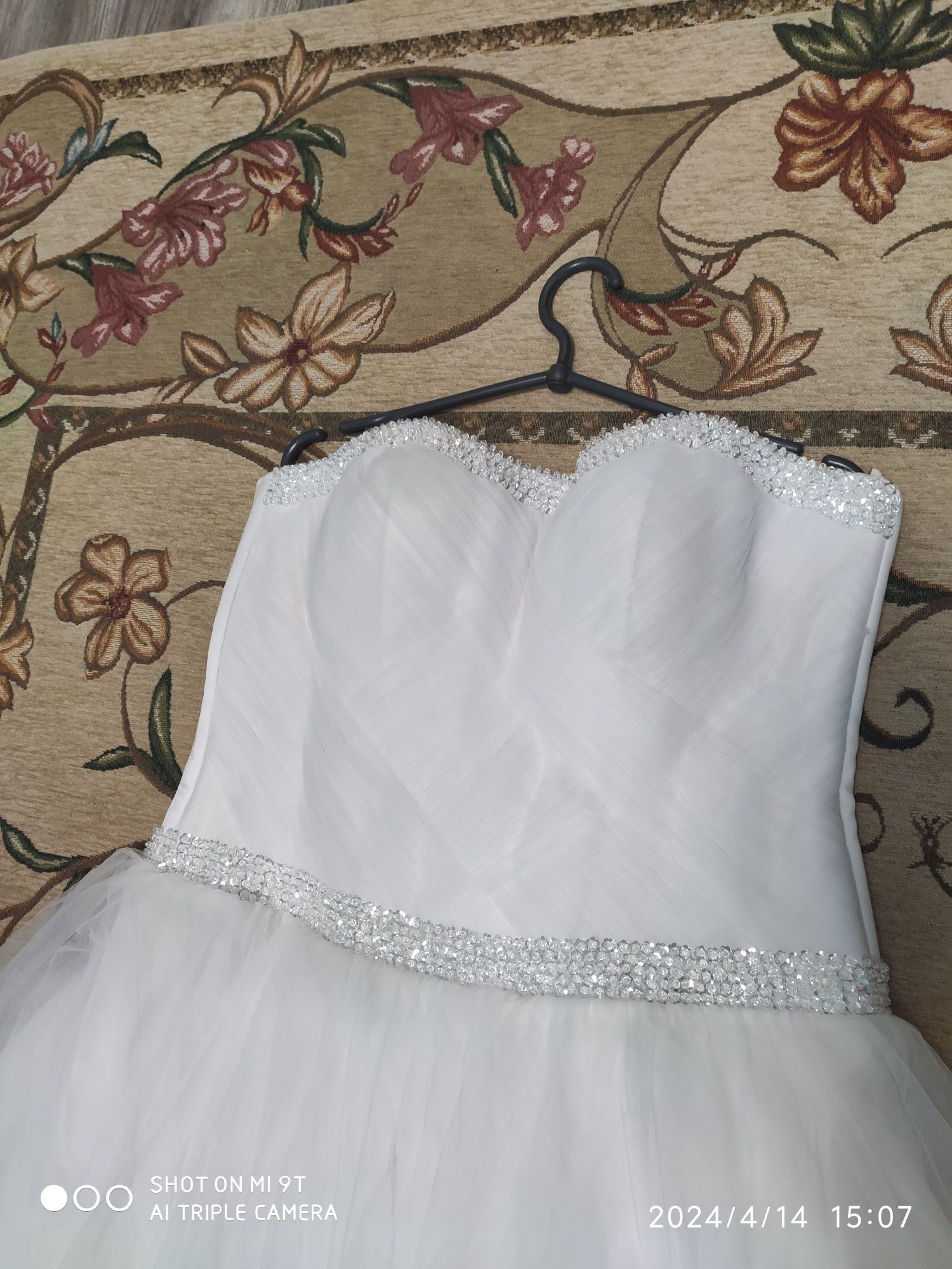 Весільна сукня з накидкою