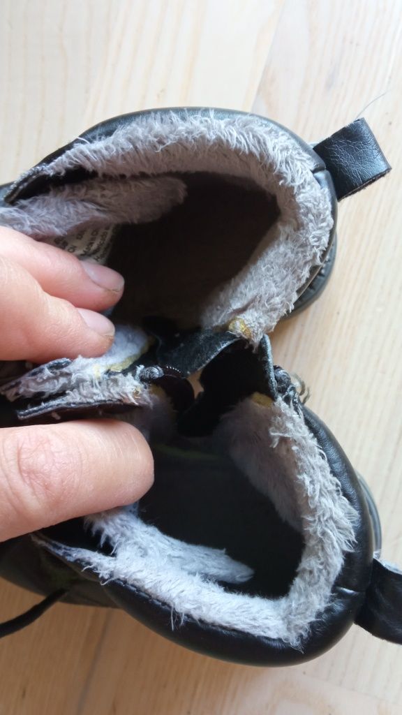 Czarne buty wyższe za kostkę o ocieplane botki HM 22