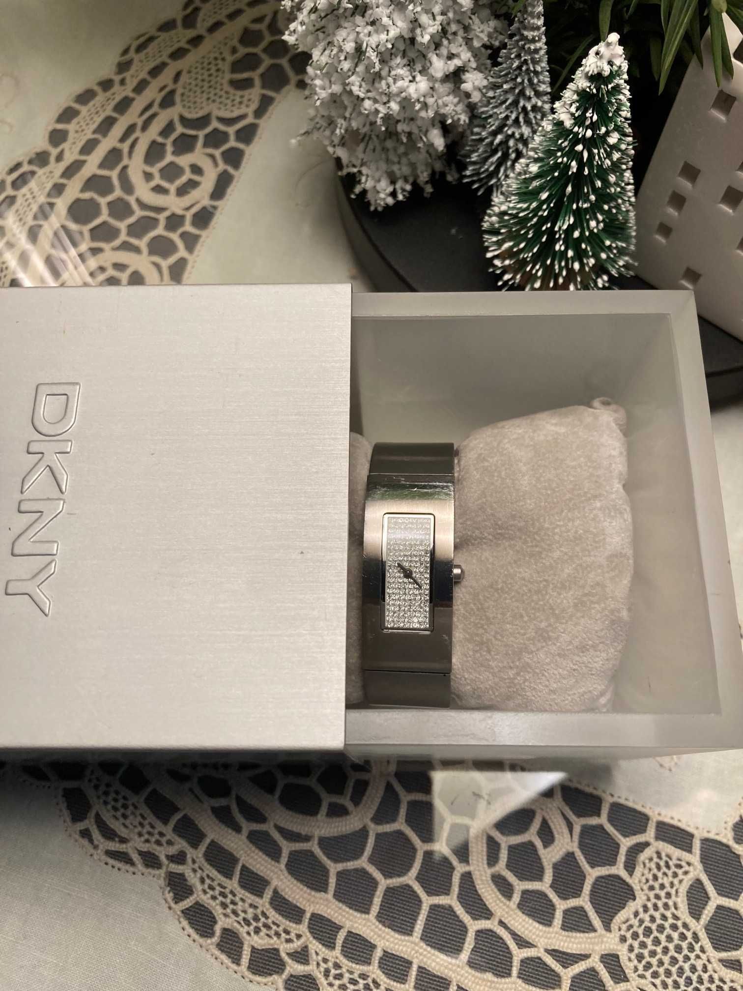 Relógio DKNY com mostrador de cristais