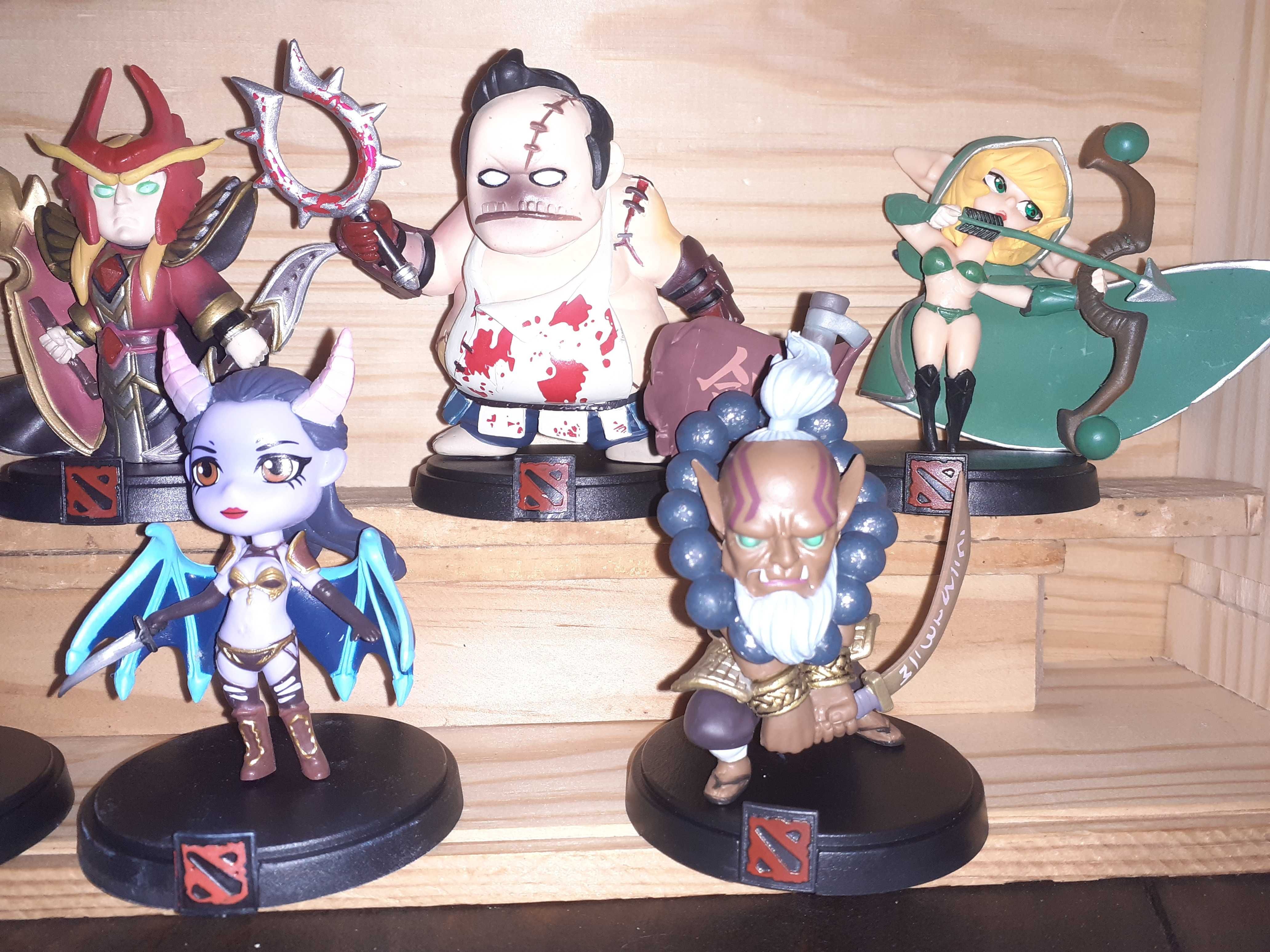 Figuras Marvel, DC, Looney Tunes e DOTA 2