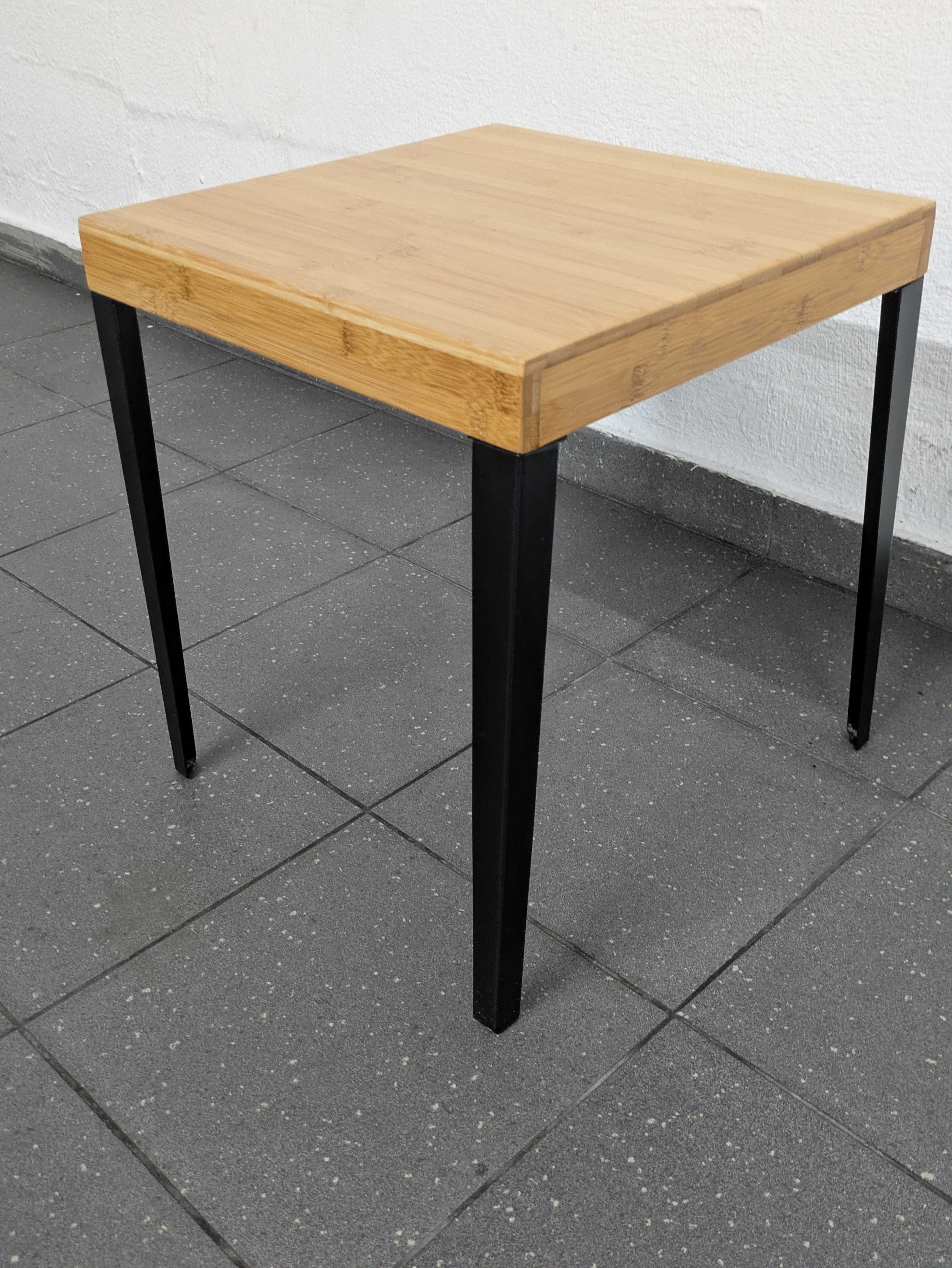 Mesa quadrada 40x40 'cms Como Nova