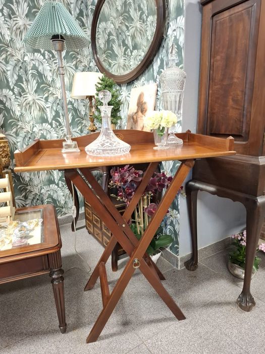 Mesinha de Apoio com Tabuleiro Removível