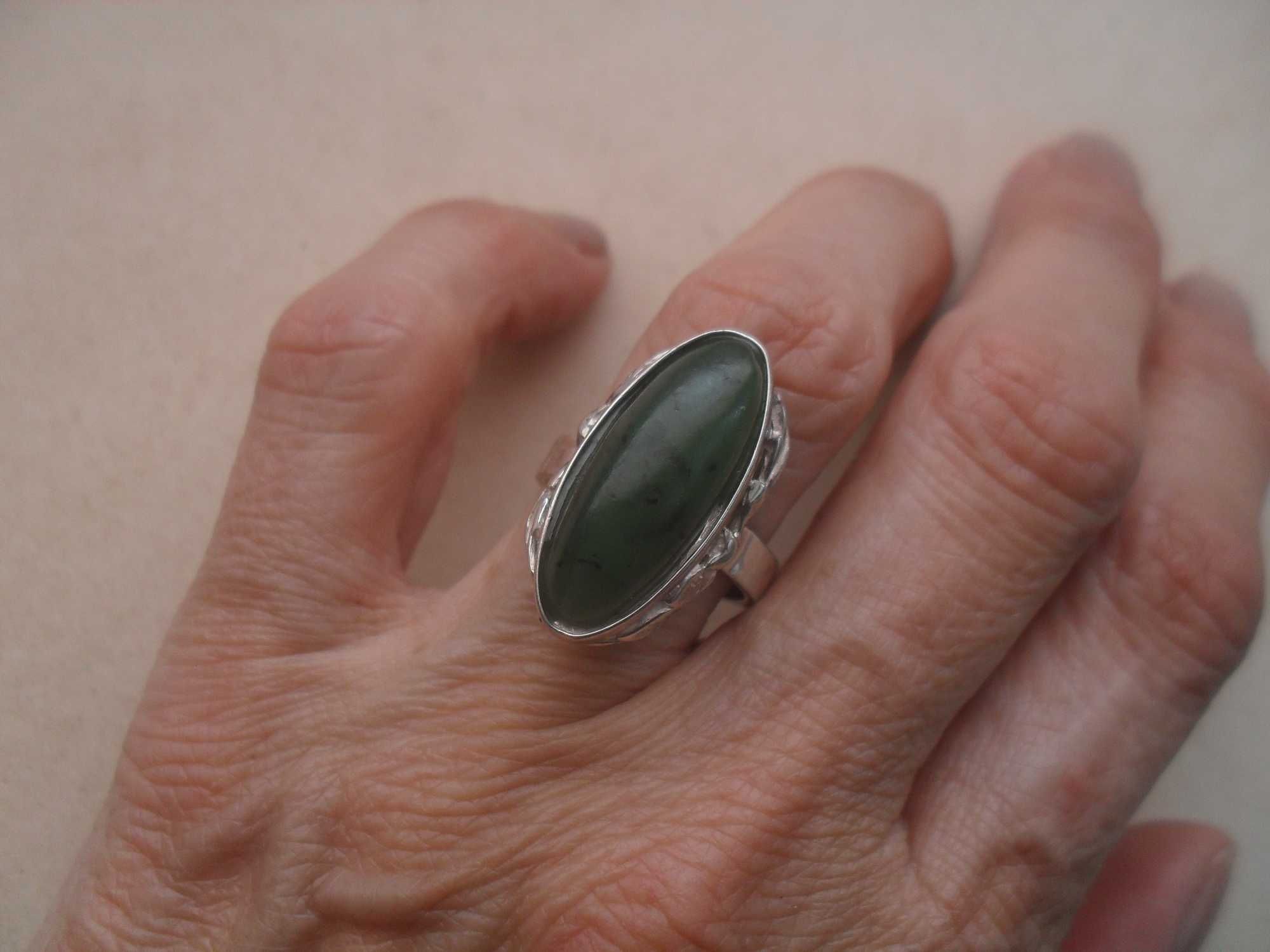 Stary srebrny pierścionek z nefrytem - cena ost