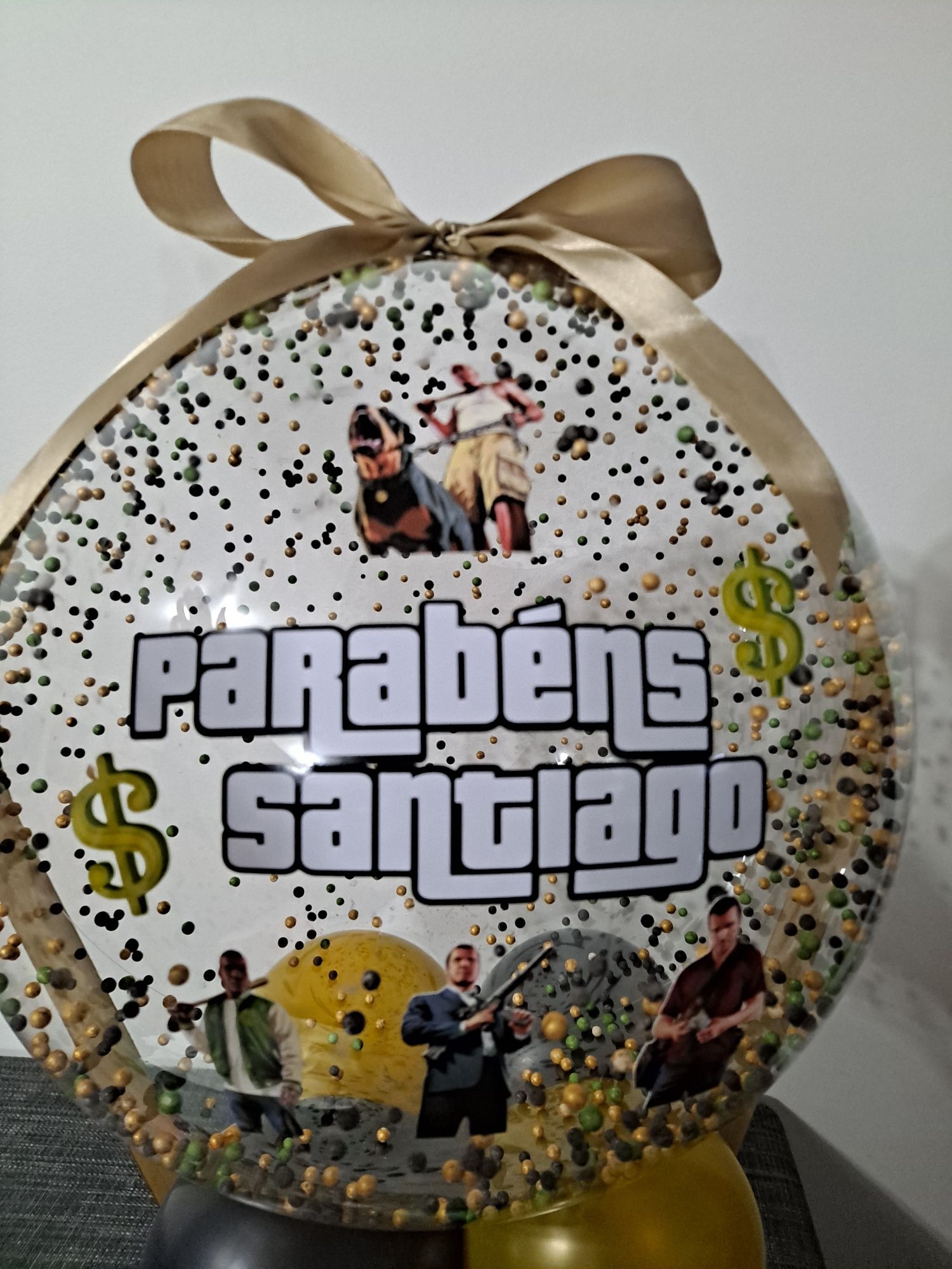 Caixa com doces e balão decorativo