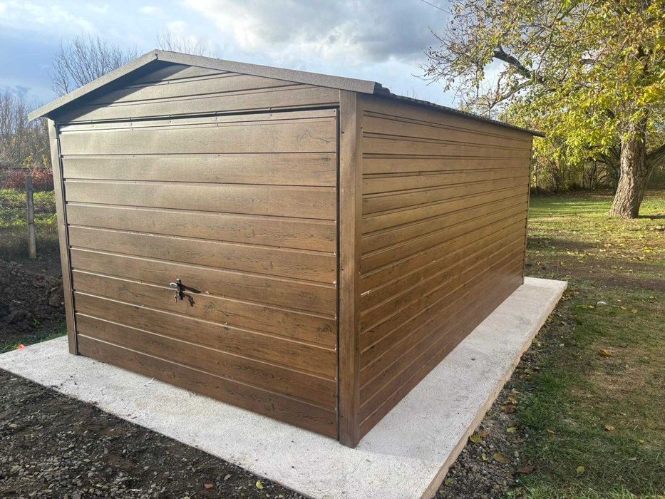 Garaż blaszany 3x5 drewnopodobny dach dwuspadowy brama uchylna obróbki