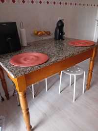 Mesa de cozinha com pedra marmore