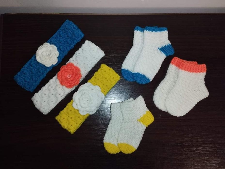 Komplety opasek i skarpetek na szydełku