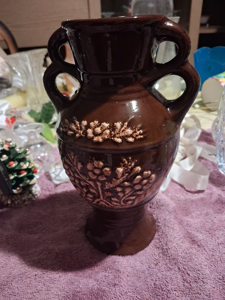 Wazon na kwiaty brązowym