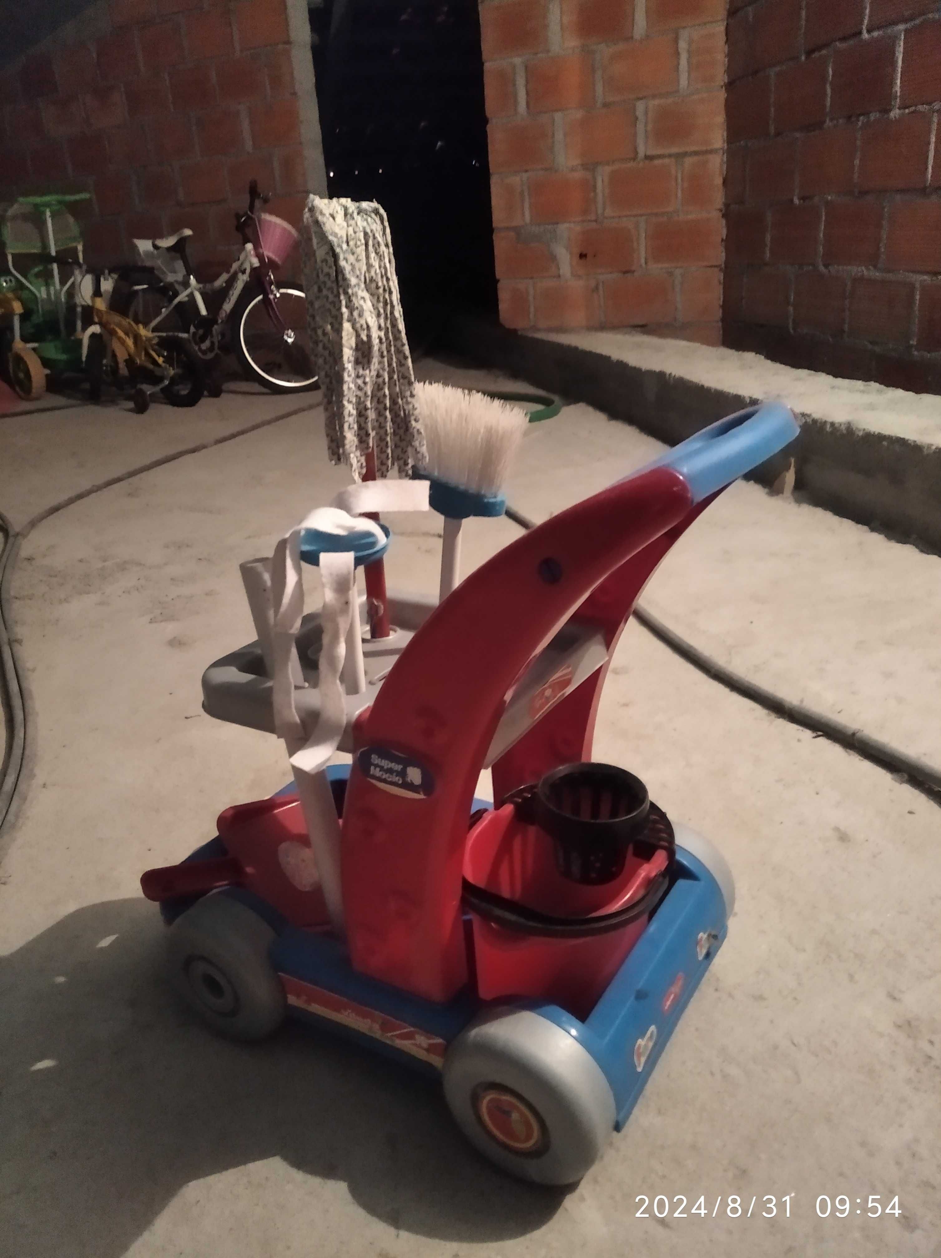 carrinho com balde e esfregonas de brincar para criança.
