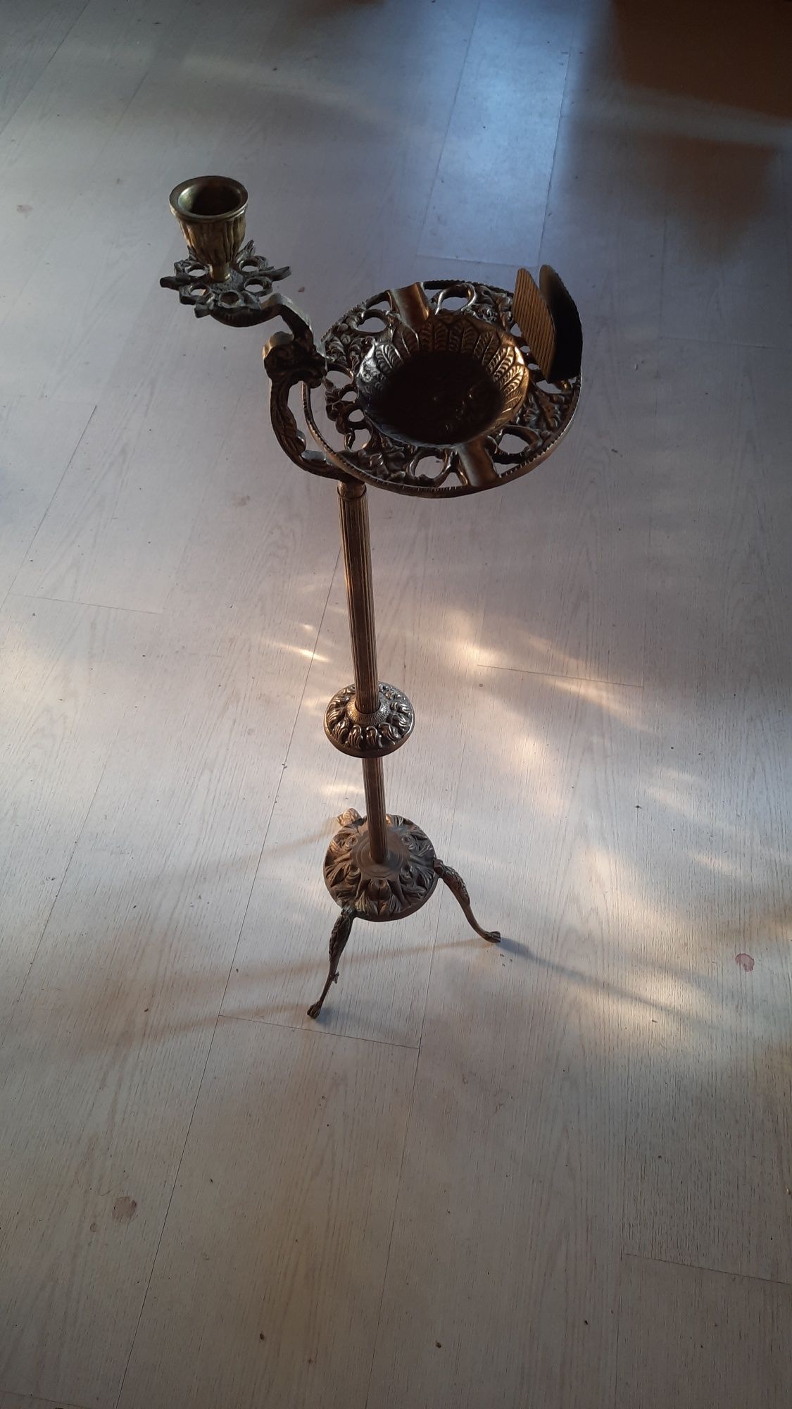 Cinzeiro de pé alto, muito antigo em bronze