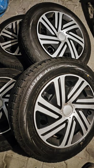 Opony zimowe z felgami i kołpakami.