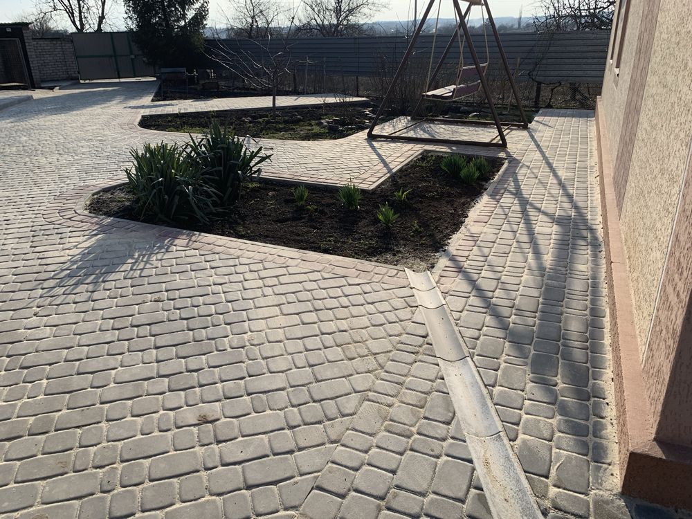 Укладка тротуарной плитки.