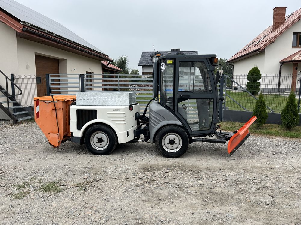 Hako 1200 nosnik narzedzi zamiatarka plugo piaskarka komunalna 4x4