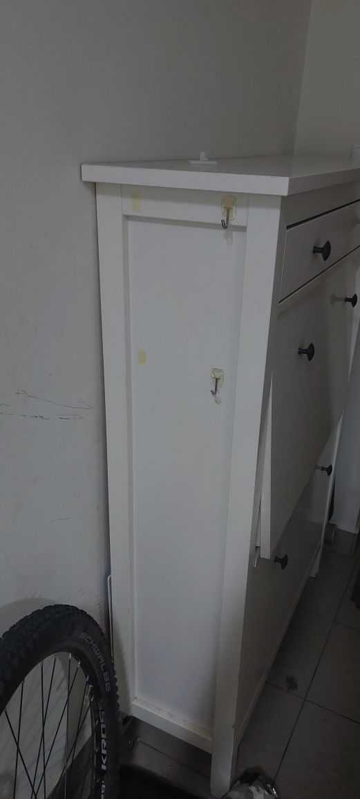 Biała drewniana szafka na buty
