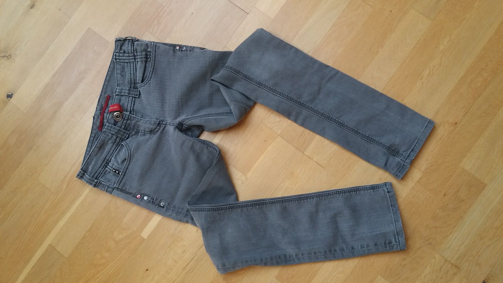 Spodnie jeansy River Island rurki z ćwiekami roz S