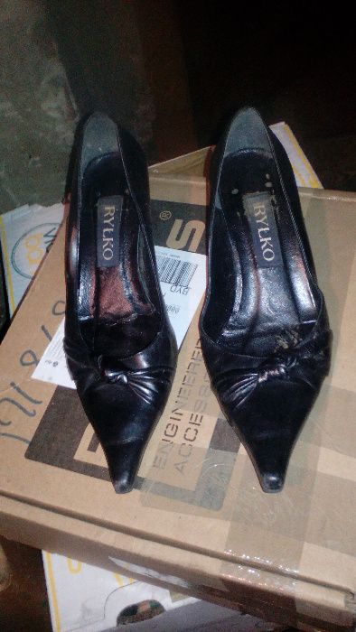 Sprzedam buty damskie szpilki rozmiar 40 Ryłko w kolorze czarnym