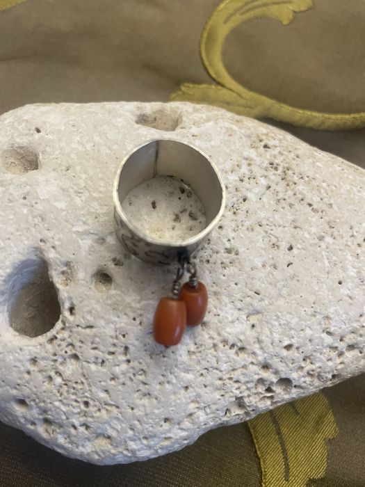 Stary srebrny Pierscionek z dyndalkiem koral antykwaryczny