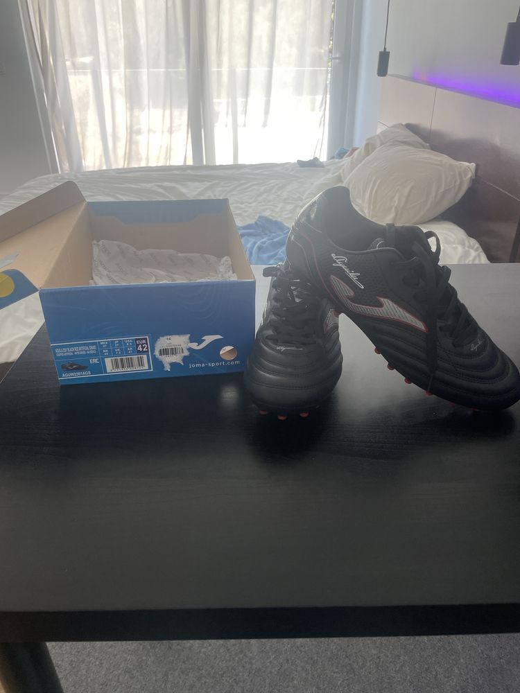 Chuteiras joma aguilha 23 versão vermelha e preta