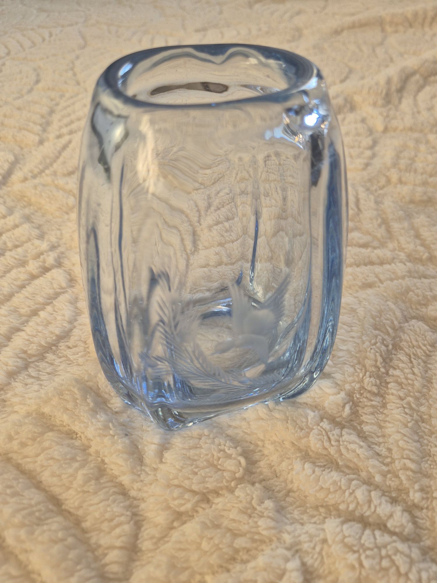 Elegancki szklany wazon Kosta Boda z motywem ptaka - 15 cm