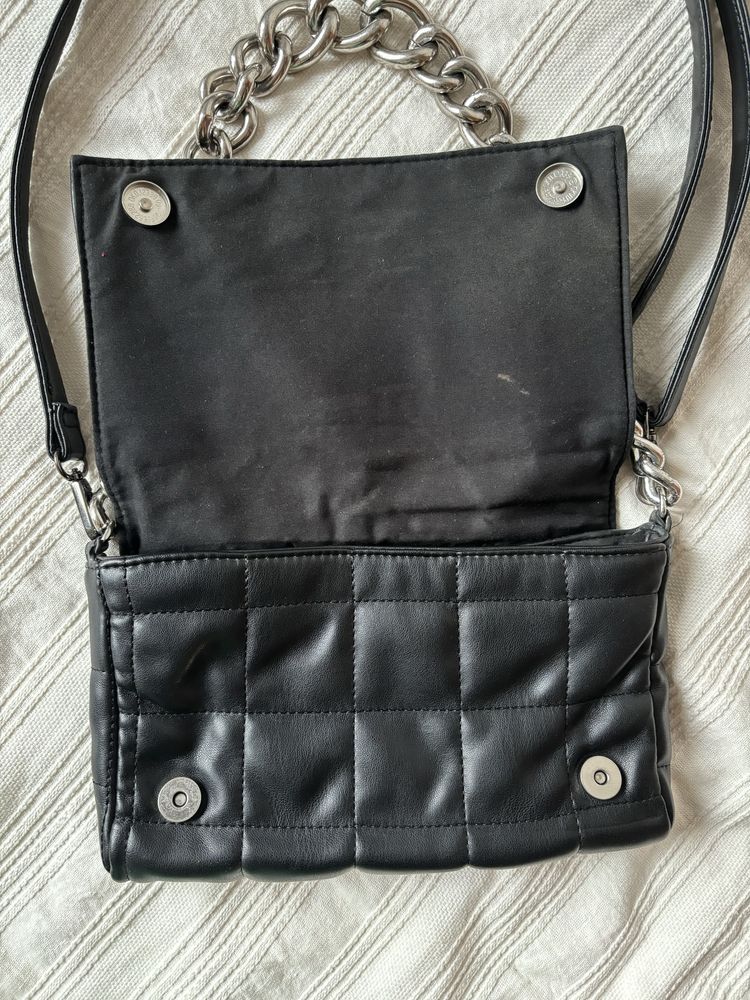 Czarna pikowana torebka na pasku, Stradivarius