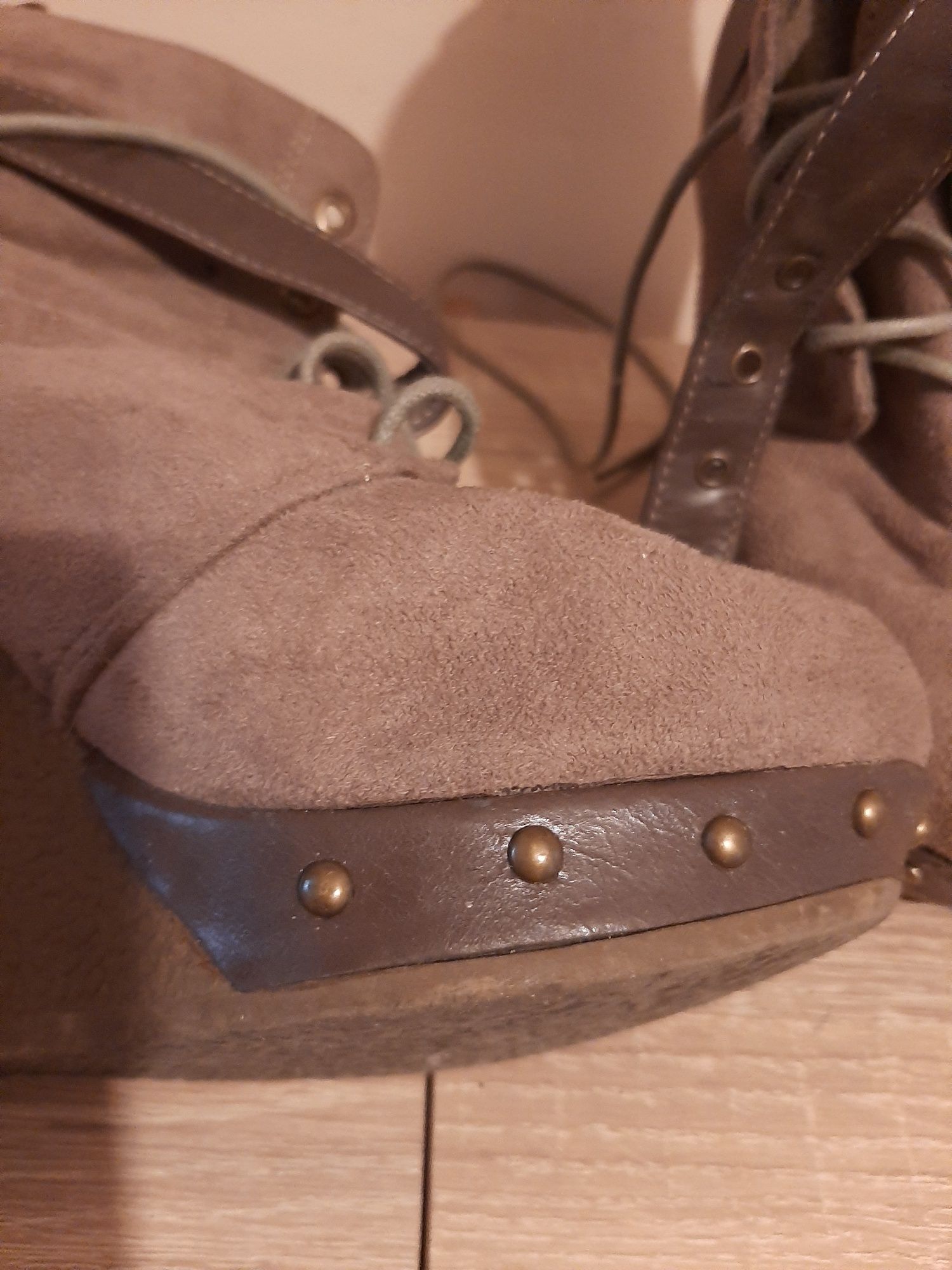 Włoskie buty na koturnie 36