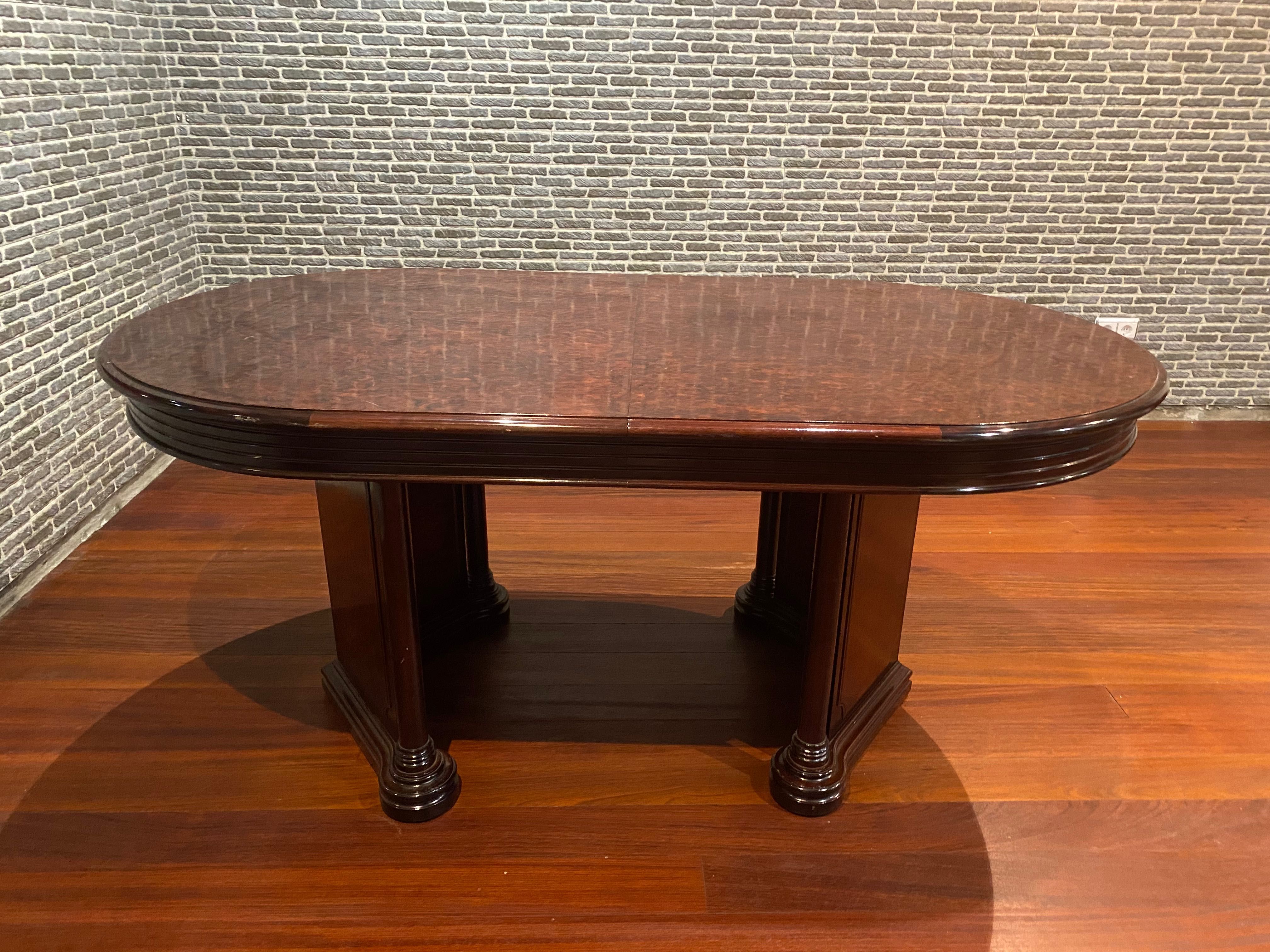 Conjunto de móveis :mesa desmontável , cadeiras, armário .