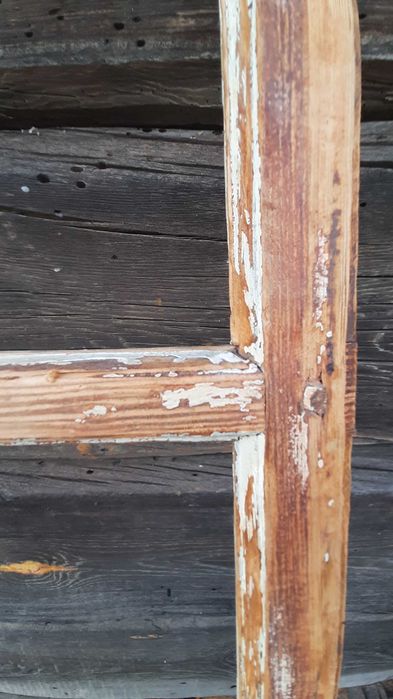 Stare zabytkowe drewniane podwójne okno