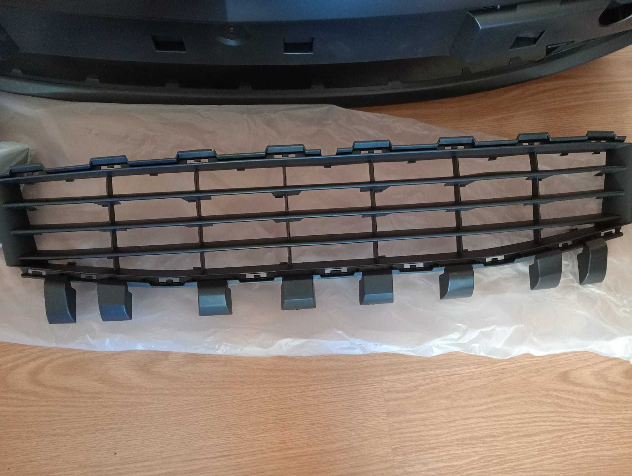Para-choques Renault Mégane II 5 portas 2005/2006 com grelha incluida.