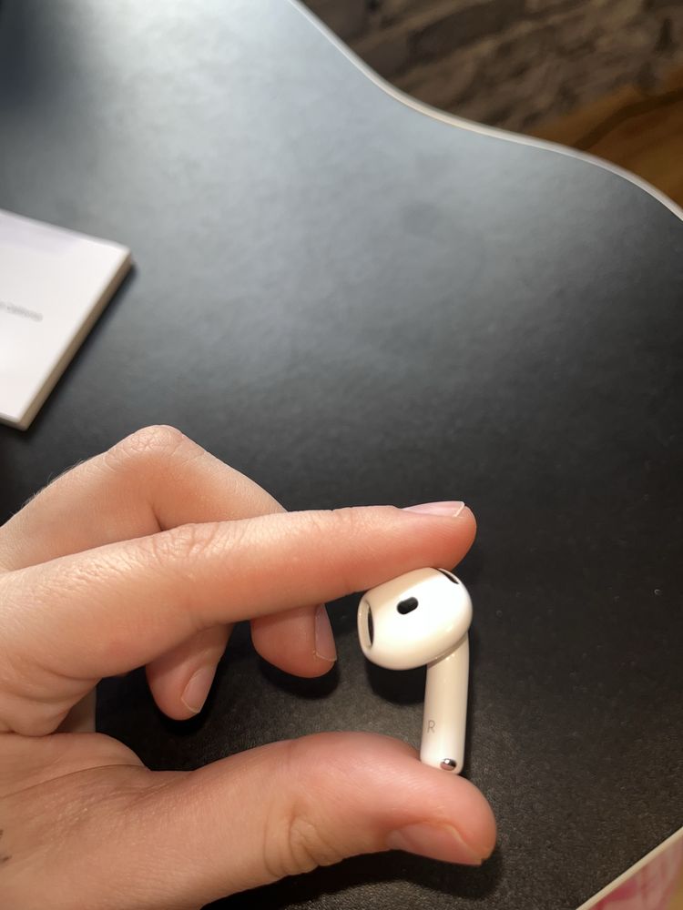 Apple AirPods 4 (правий). Model A3050 A3053 A3058