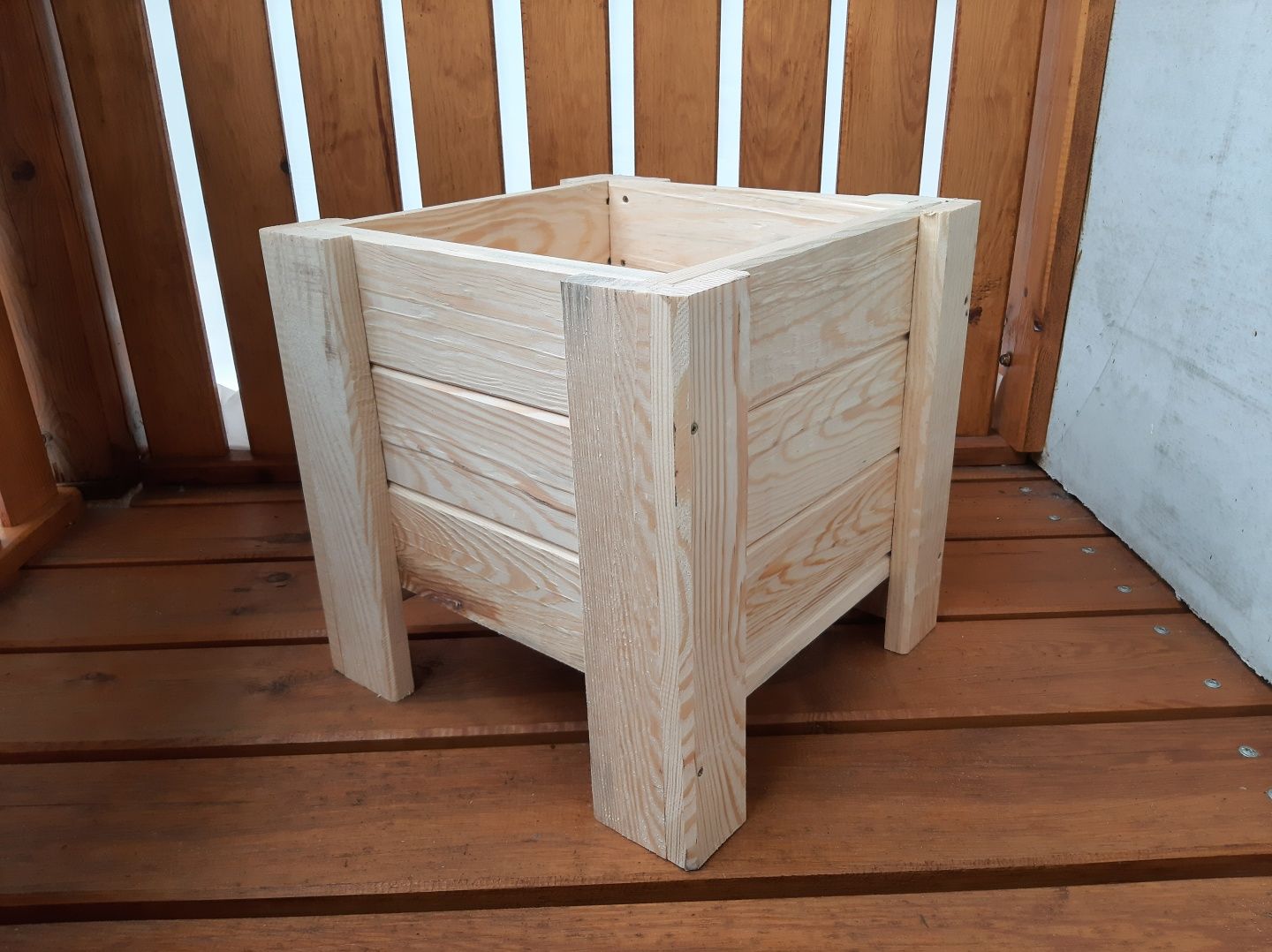 Donica drewniana sosnowa. 40x40x40 cm. Solidna.