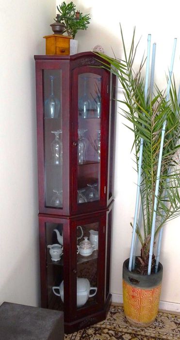 Witryna narożna z litego drewna egzotycznego teak - kolonialna