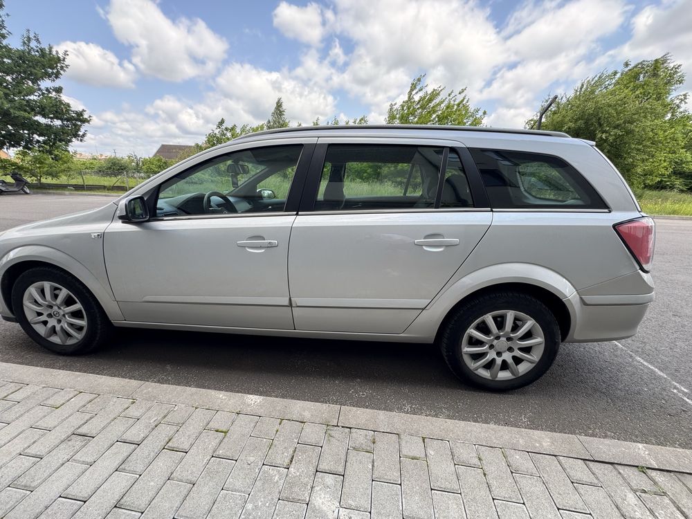Opel Astra n Університет